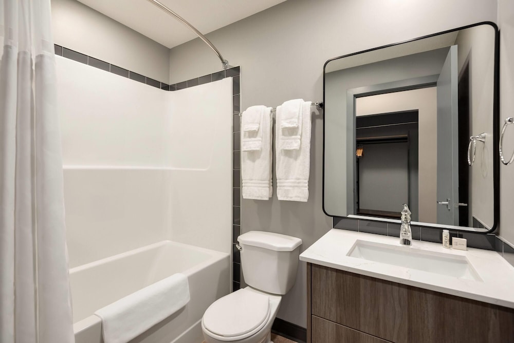 Ramada by Wyndham West Edmonton Hotel & Suites 41/45