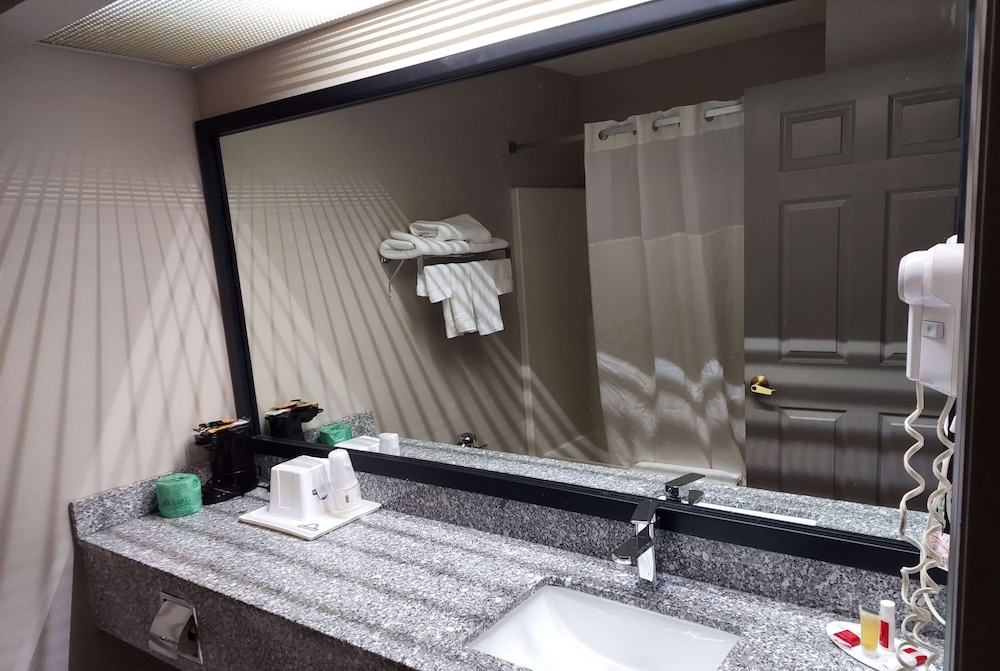 Days Inn & Suites by Wyndham Huntsville 17/19