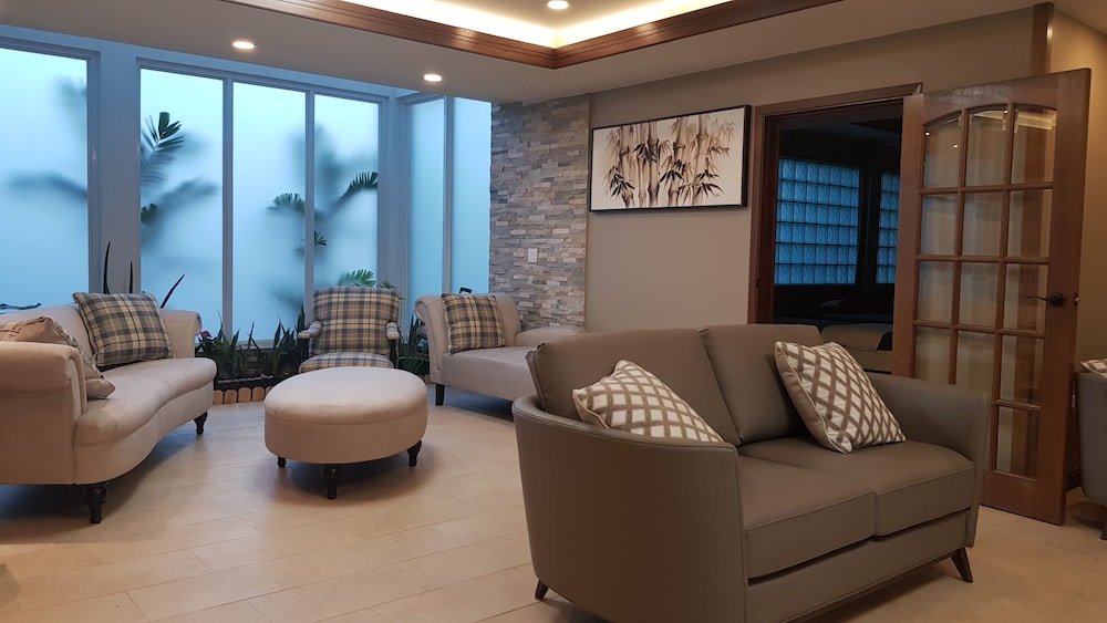 Surfrider Resort Hotel 56/79