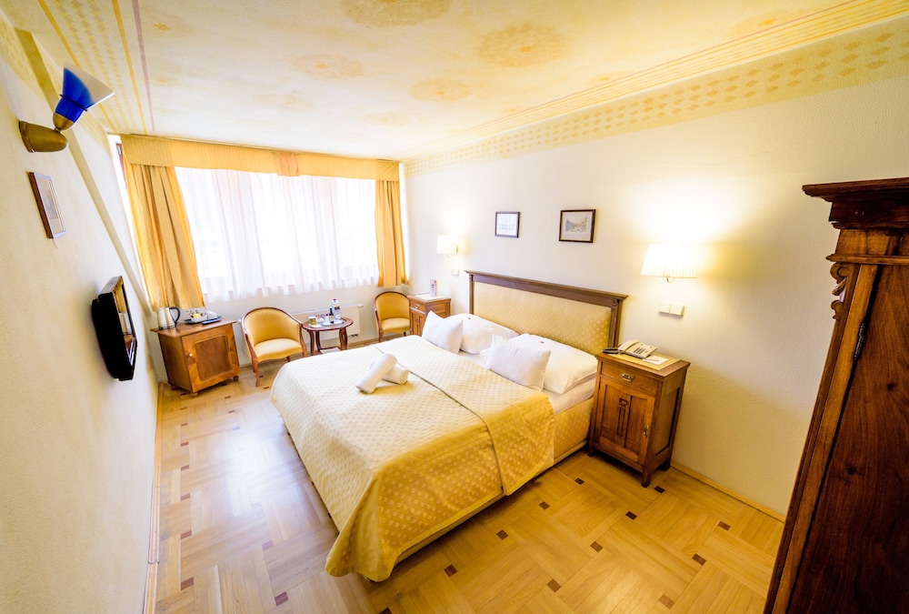 ELITE HOTEL 18/50