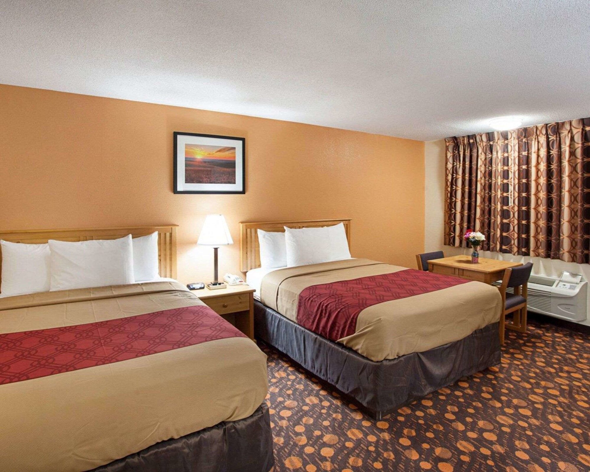غرفة قياسية بسريرين كوين، Econo Lodge Phillipsburg, KS 2/3