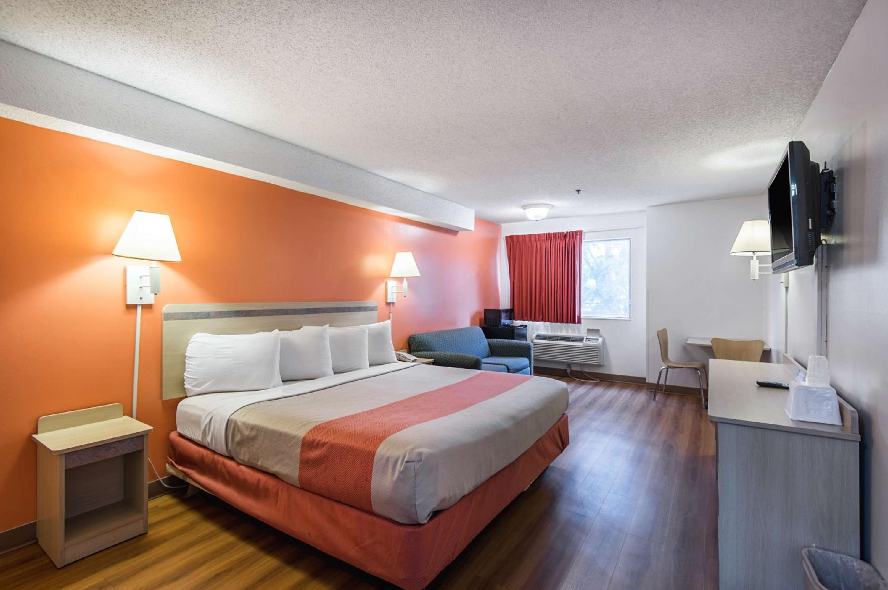 غرفة ديلوكس بسرير كينج، Motel6 Lawrence, KS 4/8