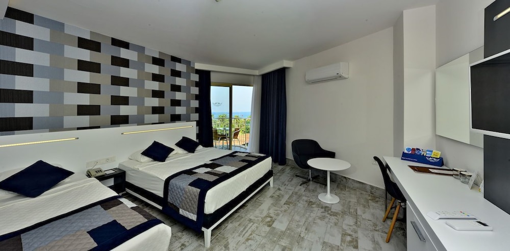 White City Beach - Adults Only +16 22/45