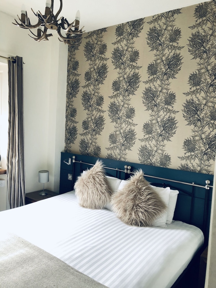 ROOM, DOUBLE OR TWIN BED