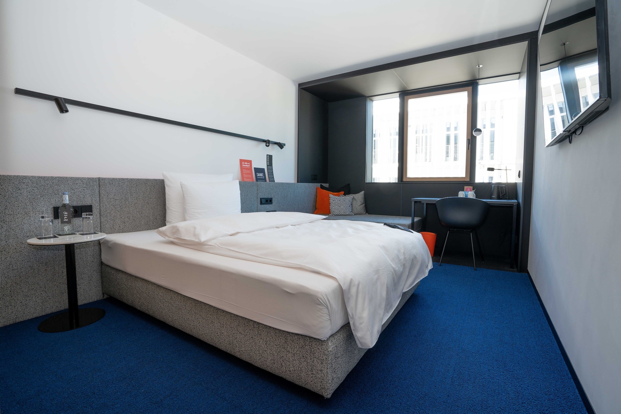BUSINESS, DOUBLE BED