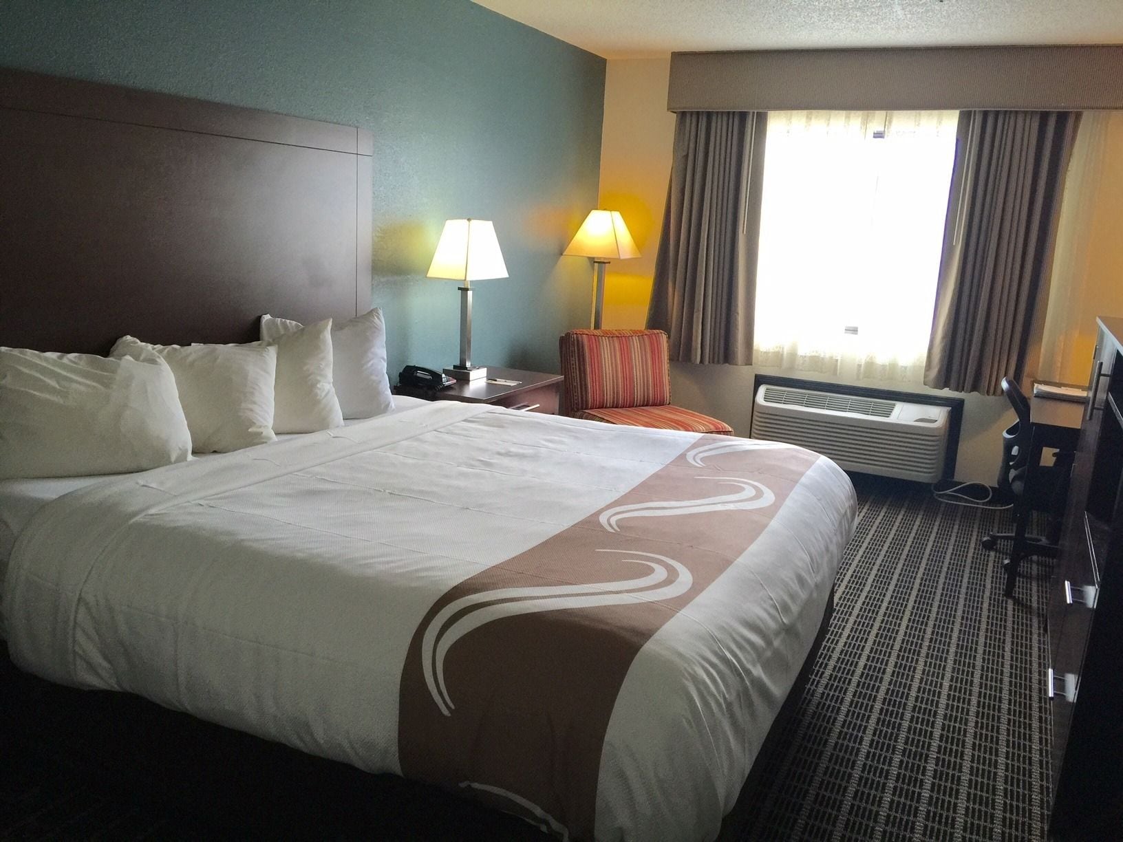 غرفة قياسية بسرير كينج