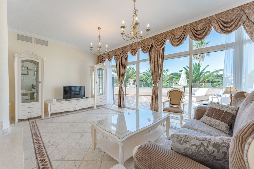 Flamingo Suites 26/50