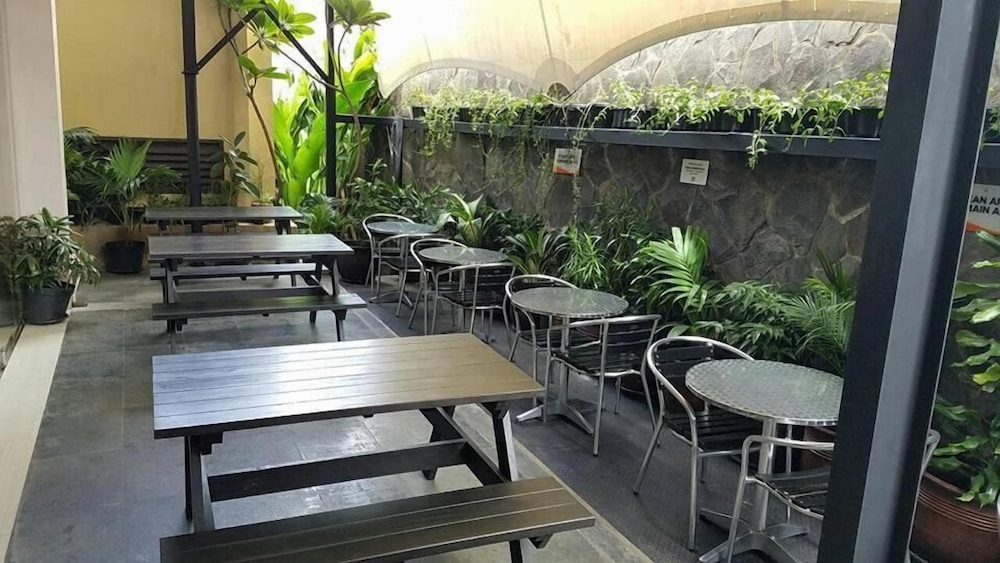 V HOTEL JAKARTA 33/45