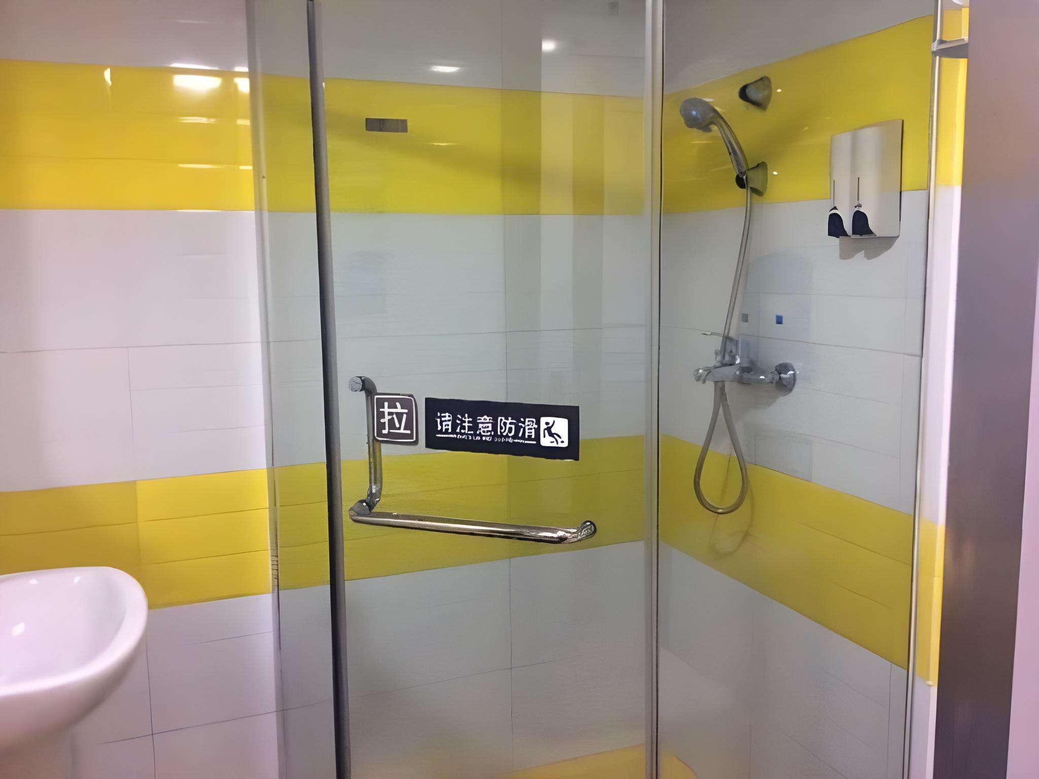 7 Days Inn (Foshan Beijiao Nanchang Road) 41/43