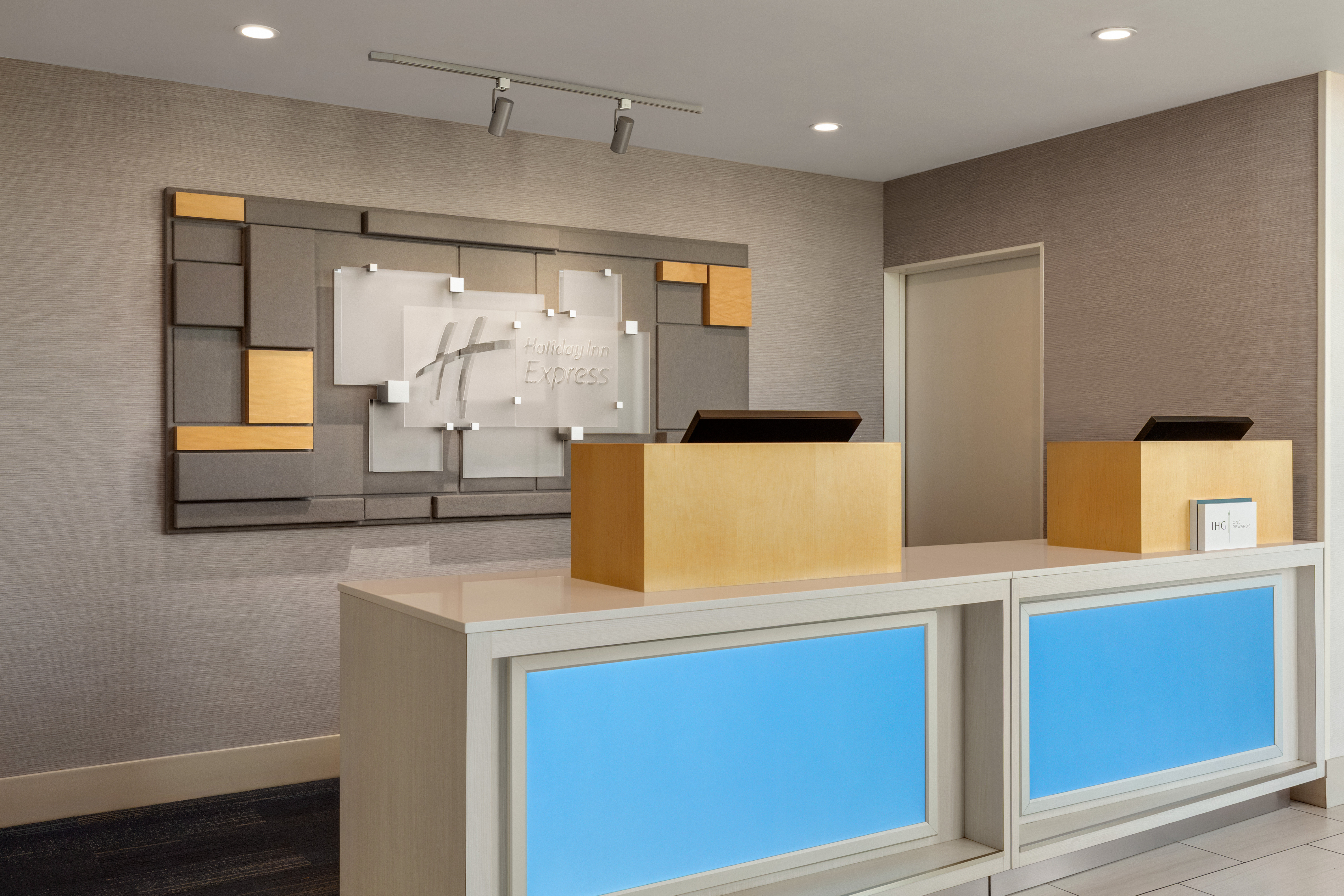 Holiday Inn Express West Sacramento 5/39