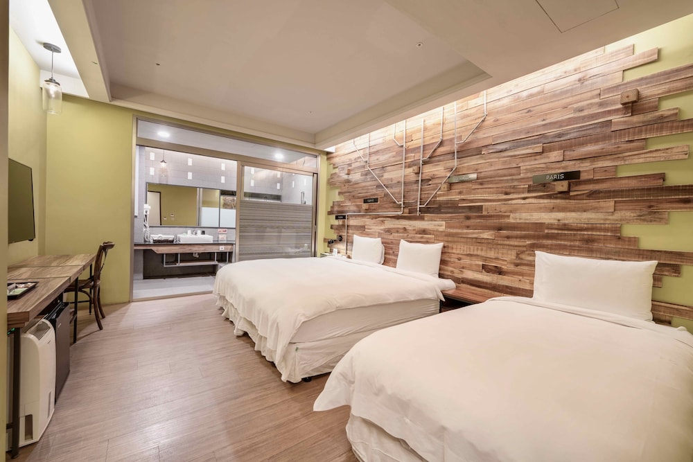 1 BEDROOM, DELUXE, TRIPLE
