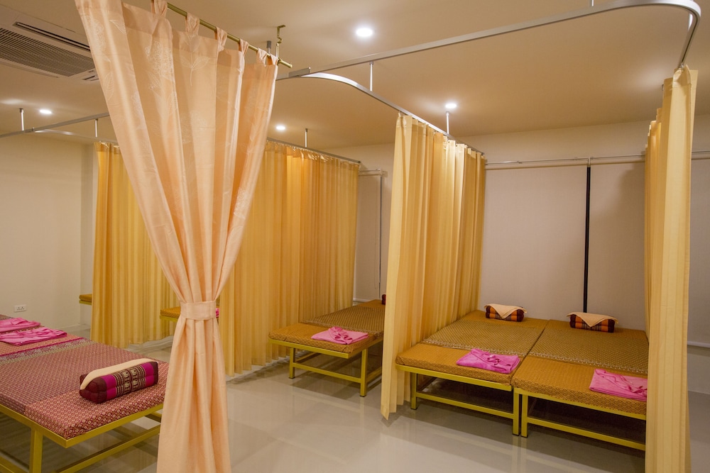 Airport Resort And Spa 47/69
