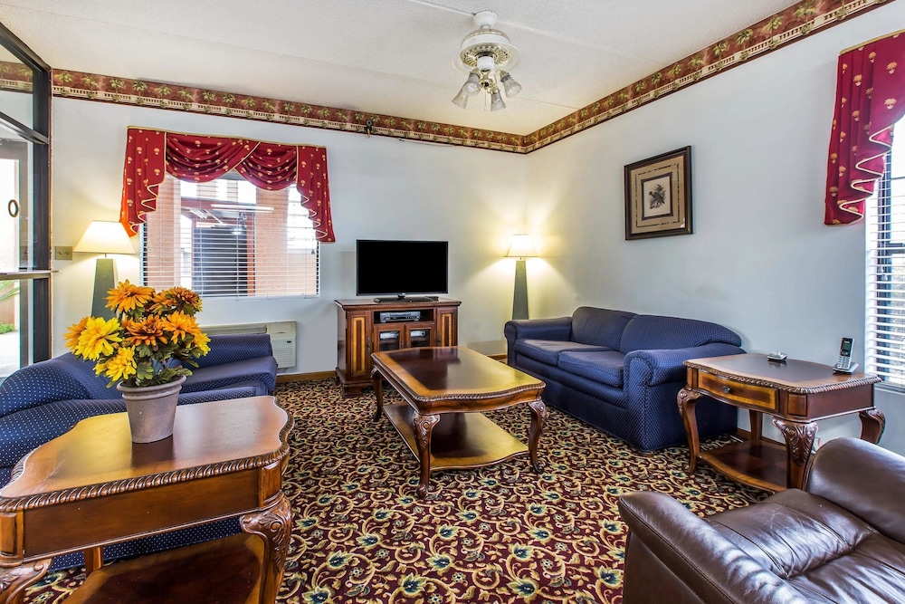Econo Lodge Inn & Suites Albany North 30/41