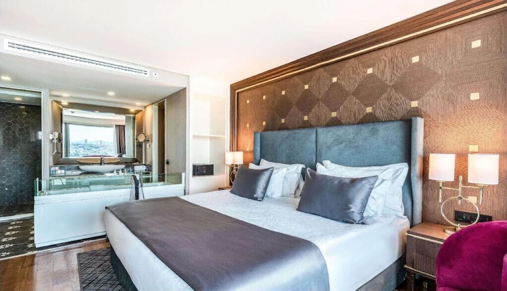 ROYAL, SUITE