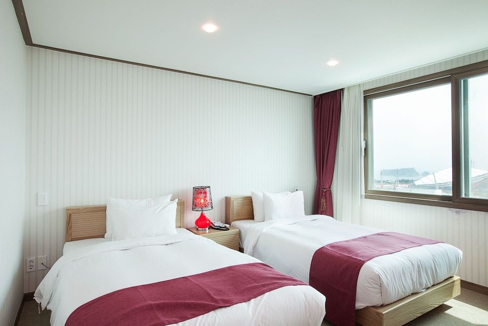 ROOM, TWIN BEDS