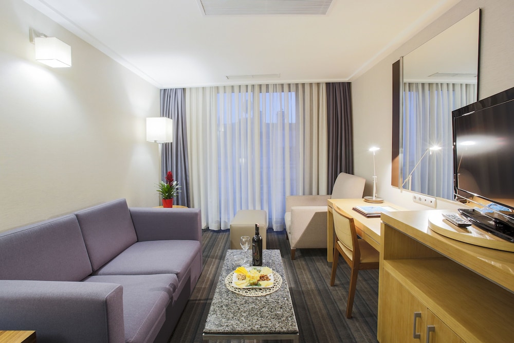 Housez Suites 35/65
