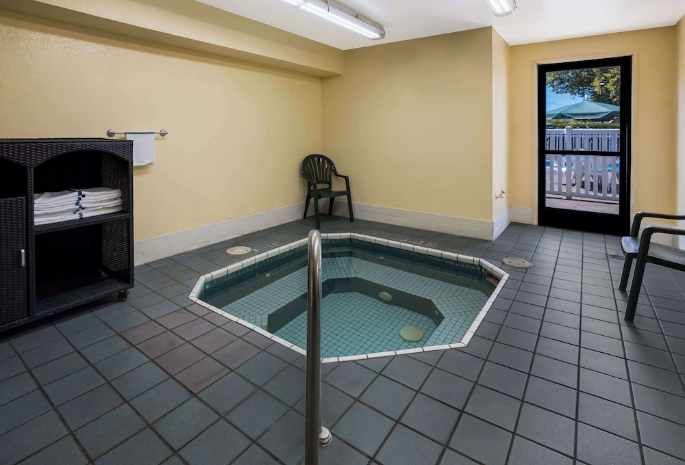 Quality Inn and Suites Medford Airport 25/51