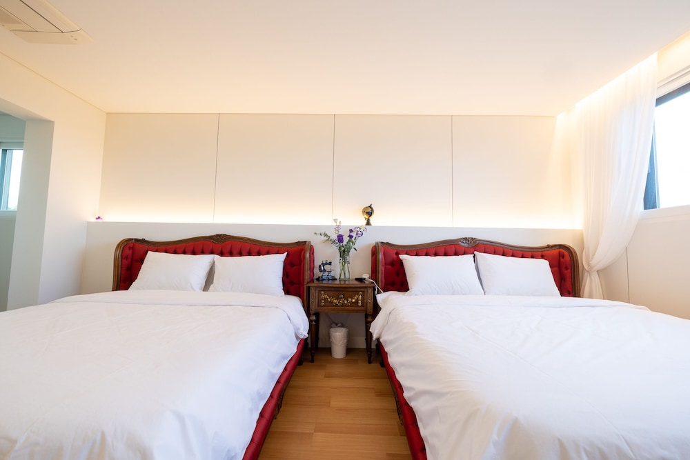 Jeju Bunker Hotel and Resort 18/50