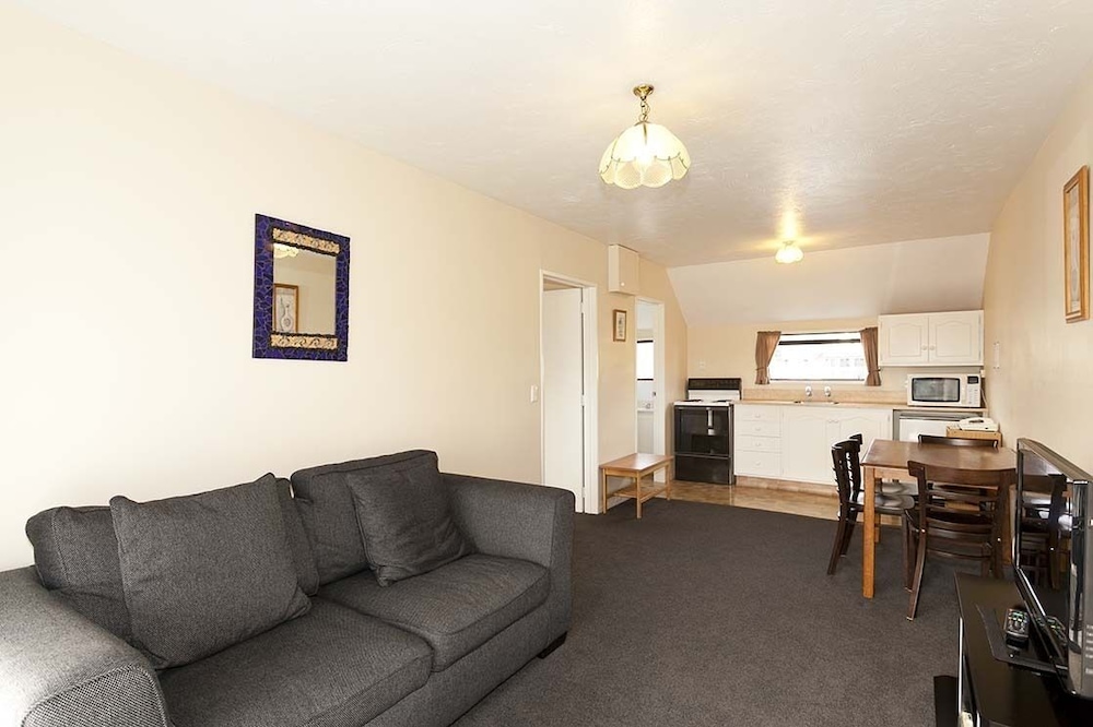 MERIVALE COURT MOTEL 16/30