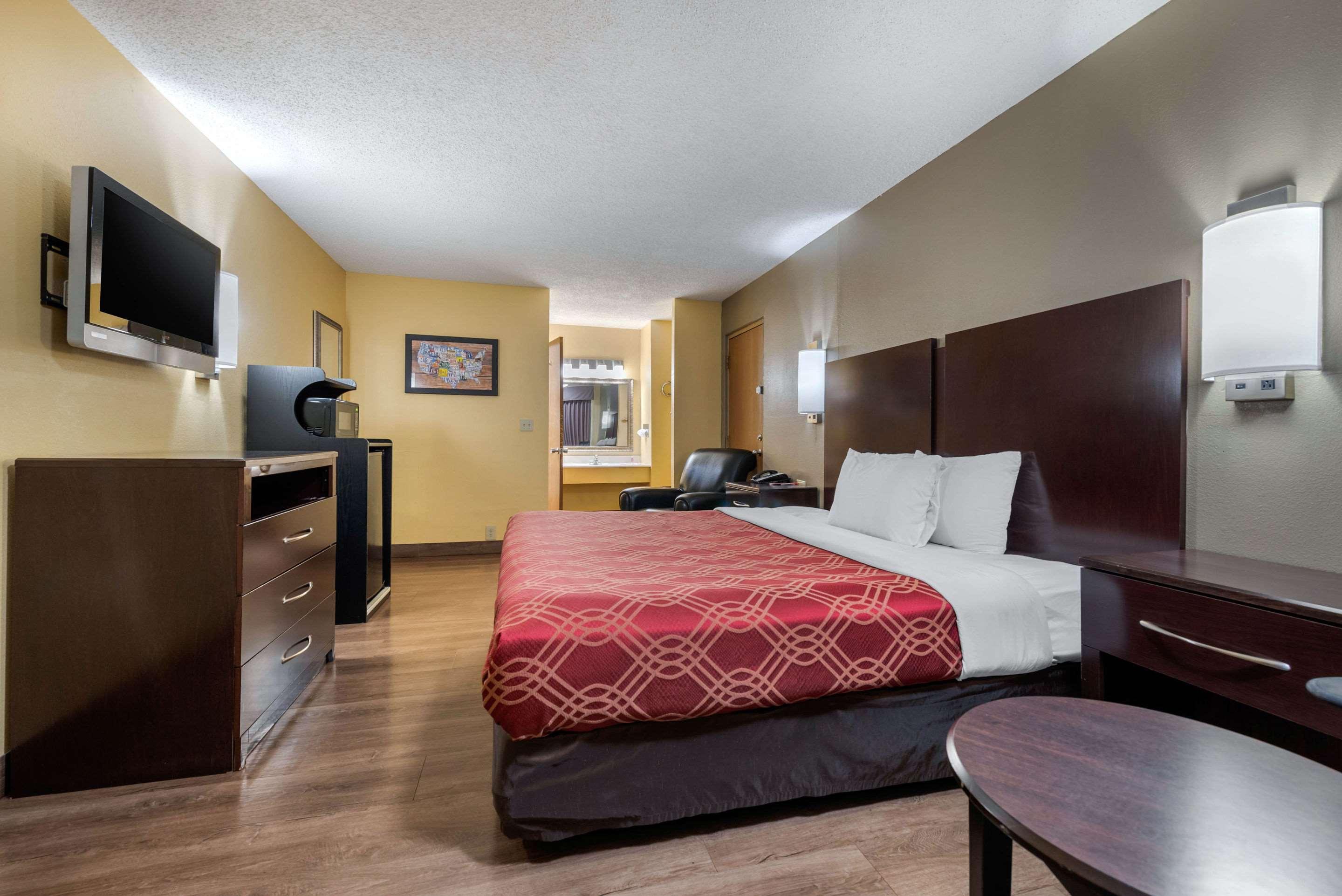 ROOM, KING BED