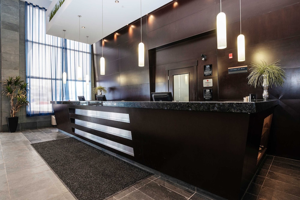 Sandman Hotel and Suites Calgary West 5/67