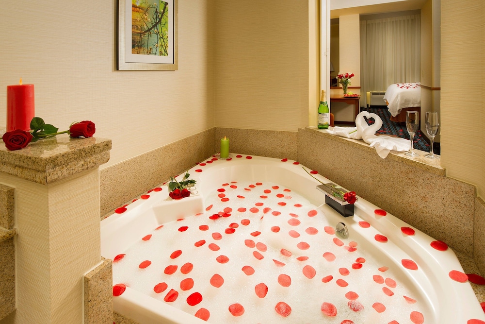Fairfield Inn & Suites By Marriott Waco North 12/73