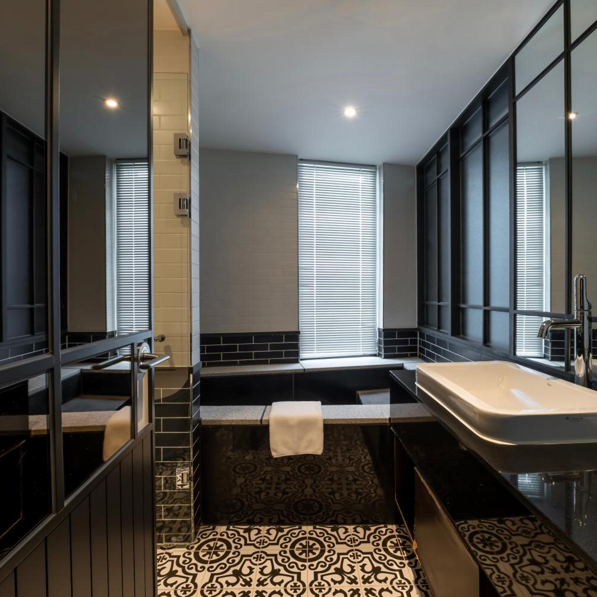 Suite, Double Bed, with Pool, Corner