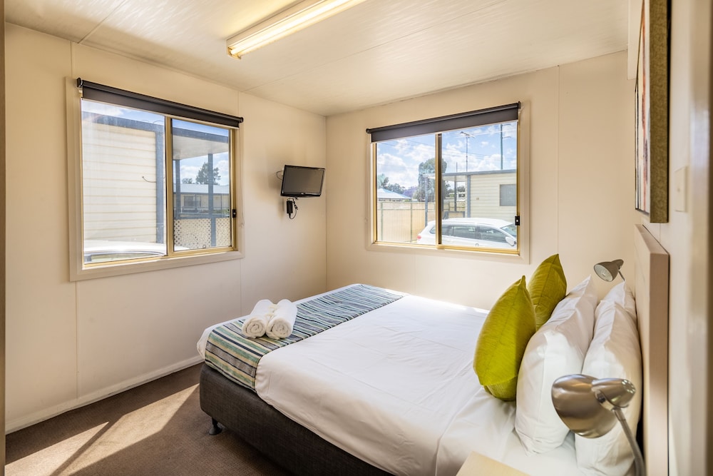 3 BEDROOMS, CABIN