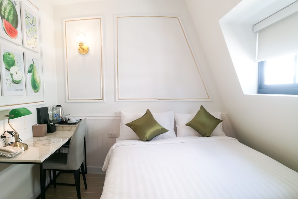 Rose Apple Hotel 8/40