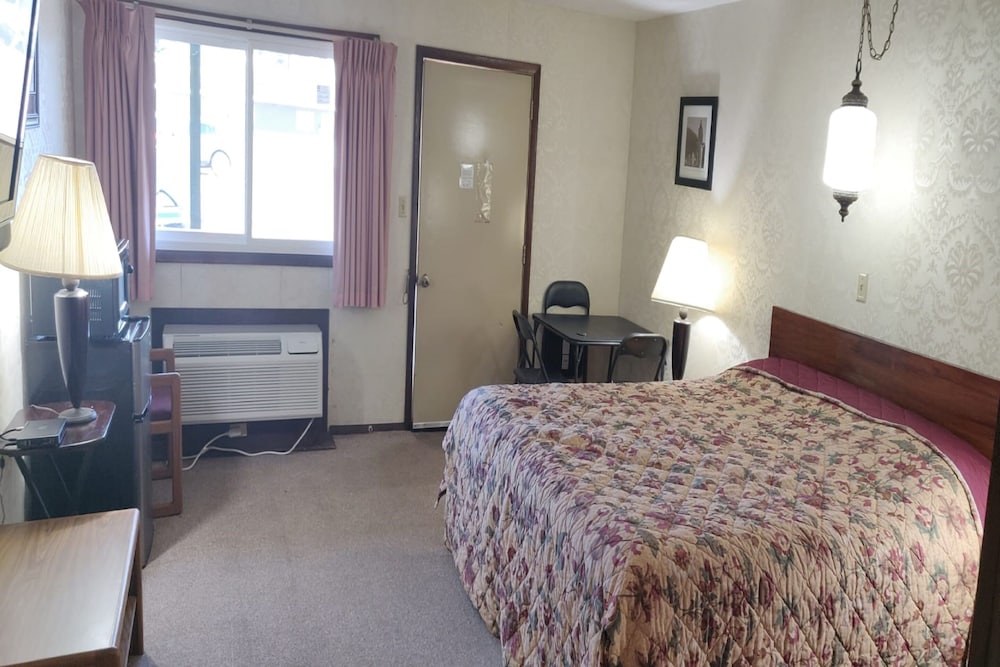 Love Hotels Tomahawk at Lake Mohawksin WI 12/49