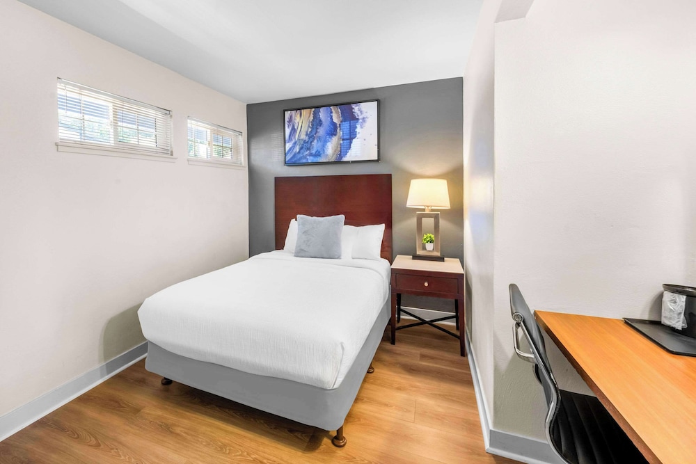 Efficiency, Queen Bed