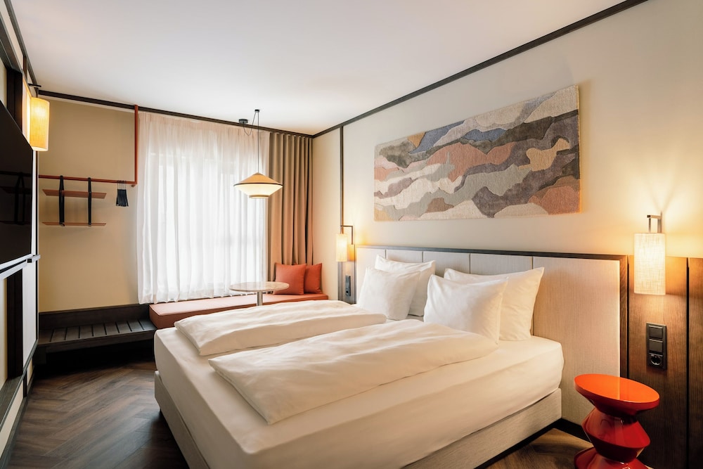 Smart, Atrium, Queen Bed, Balcony