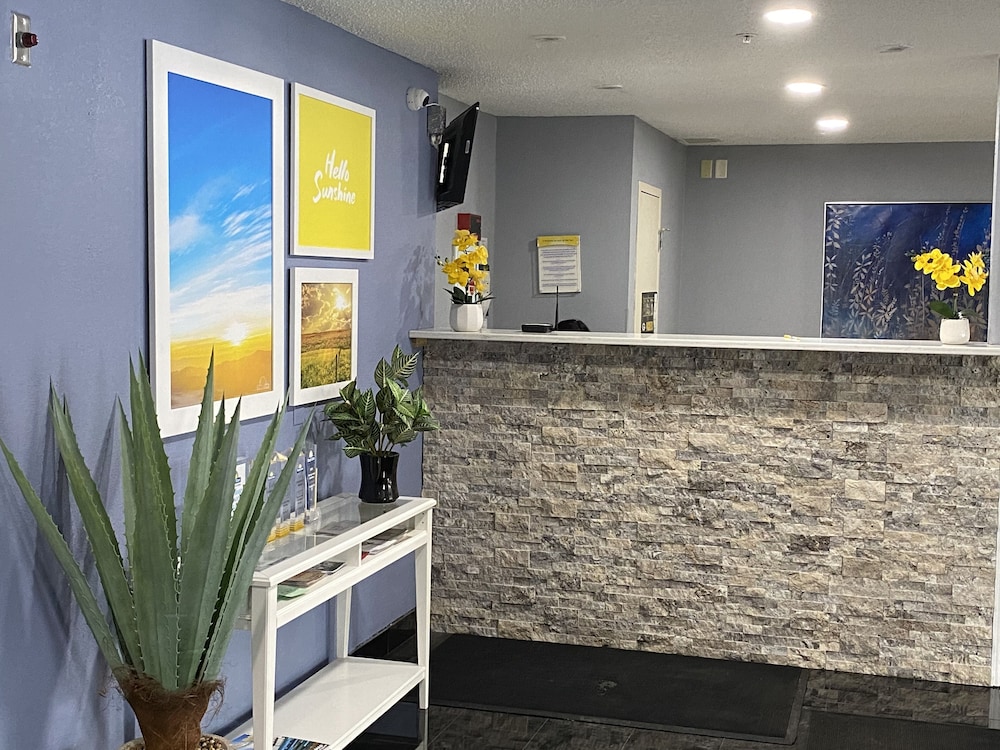Days Inn & Suites by Wyndham Green Bay WI. 7/38
