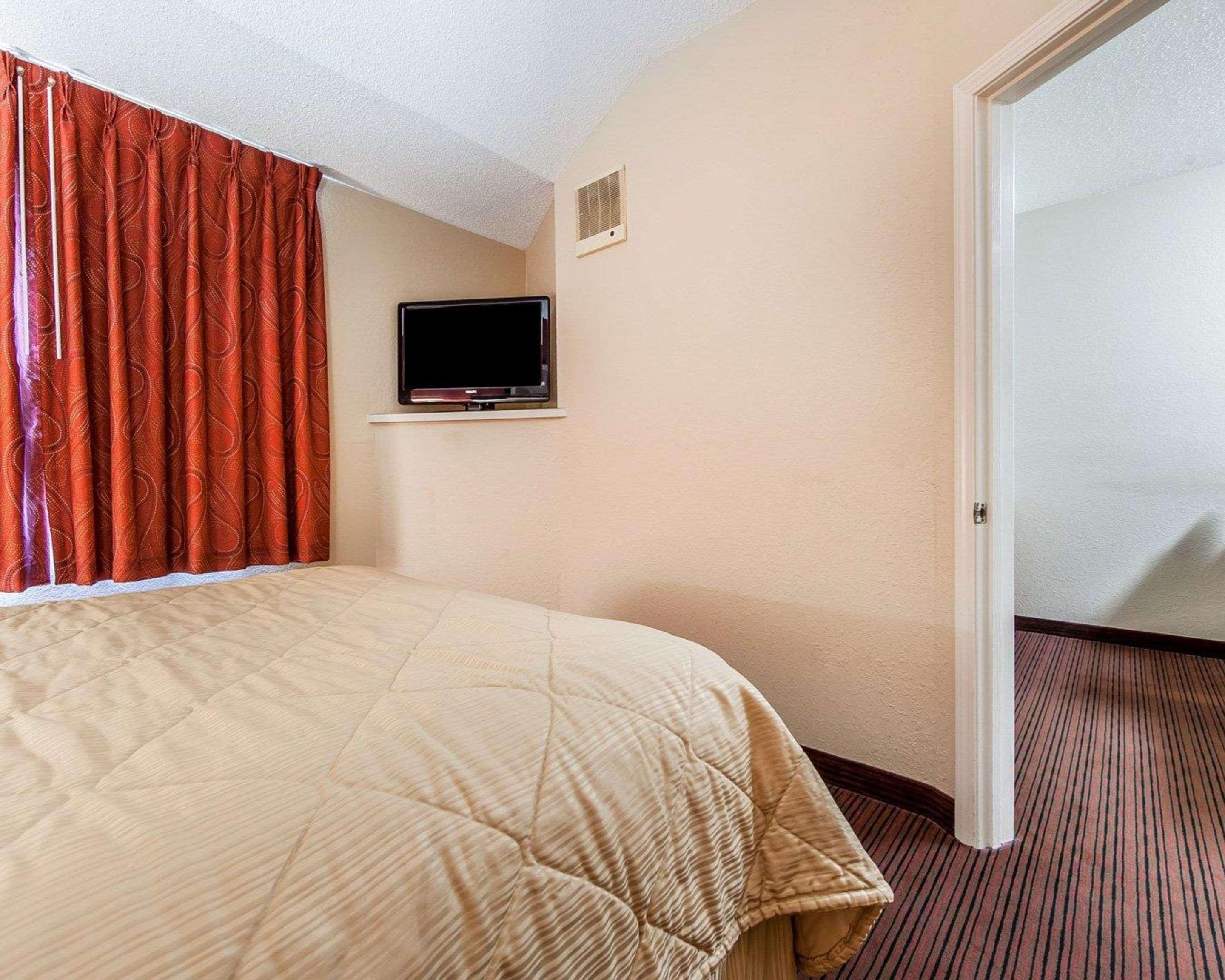 Suite, Queen Bed, Accessible