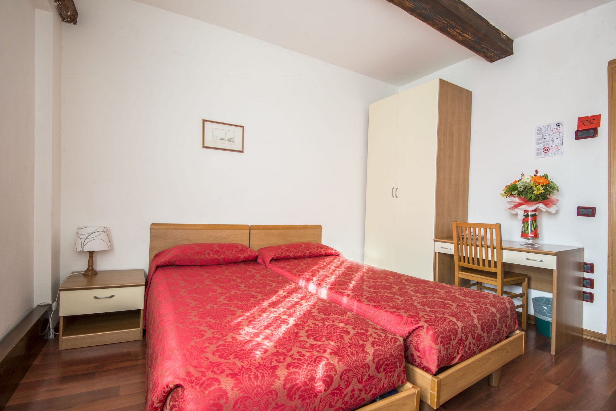 ROOM, DOUBLE OR TWIN BED