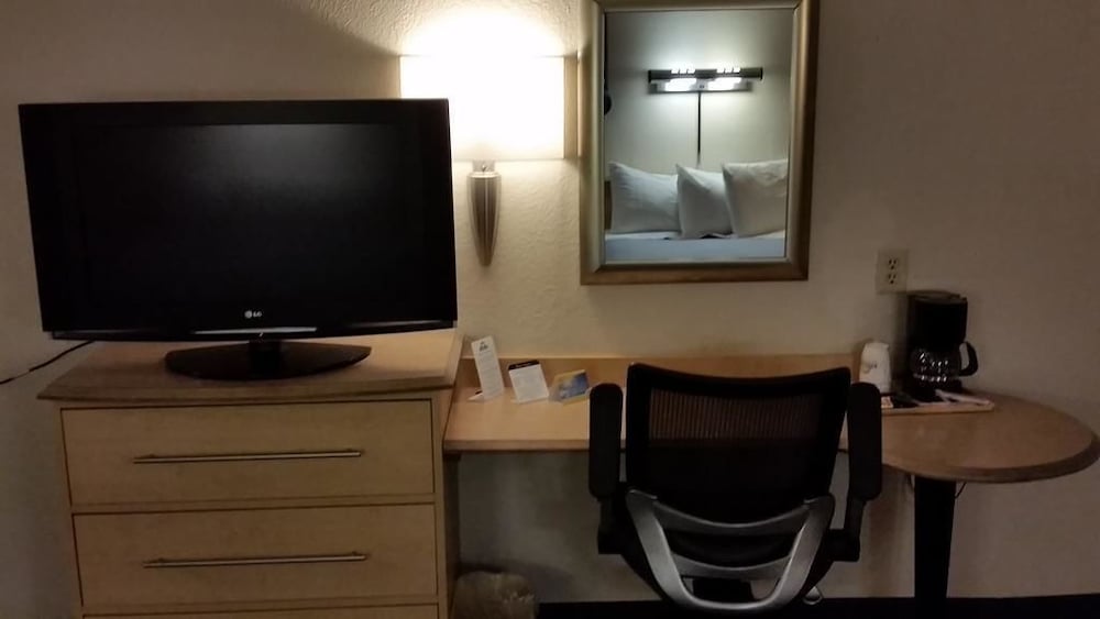 Days Inn by Wyndham Buena Park 32/34