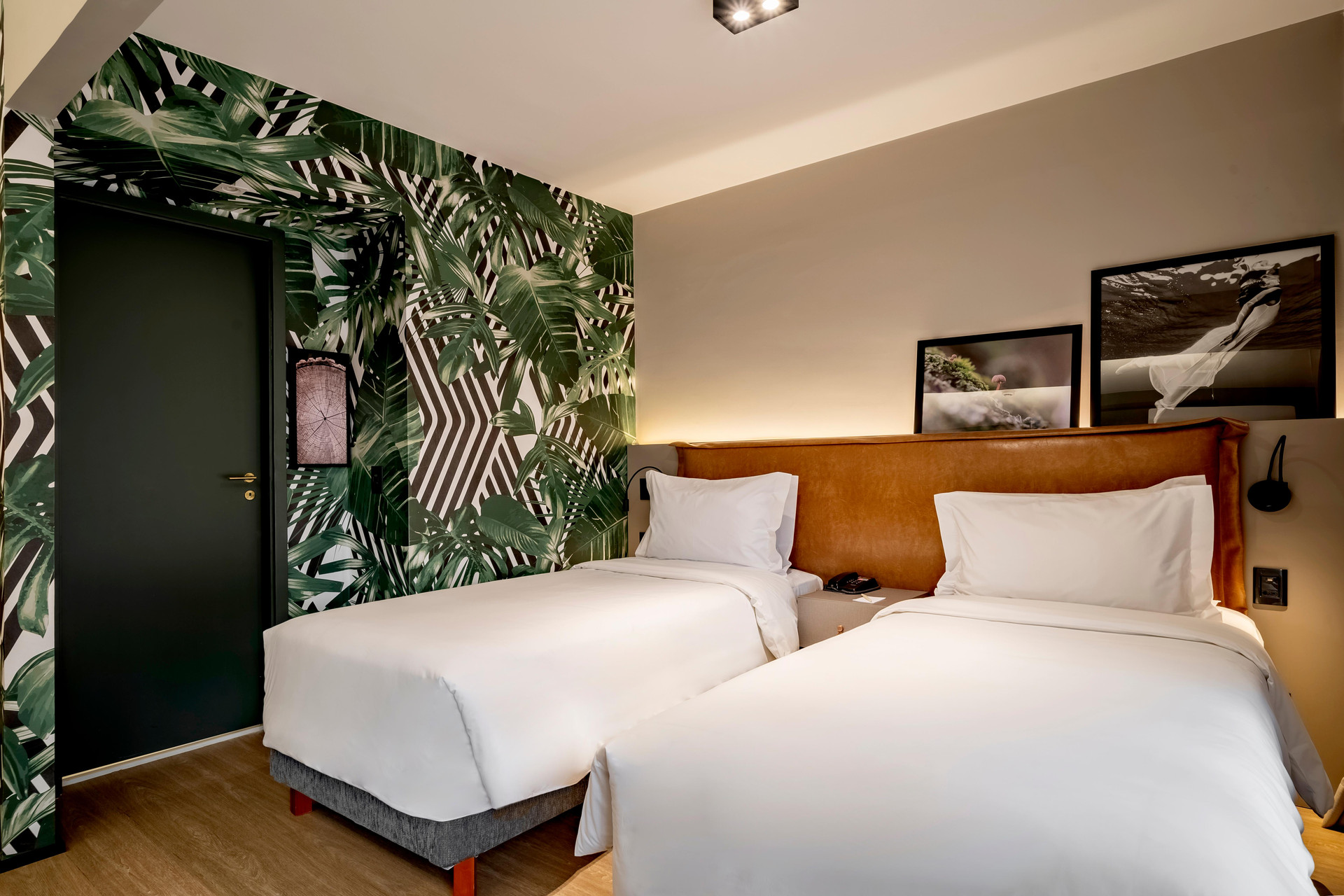 Deluxe, Twin Beds, Street View