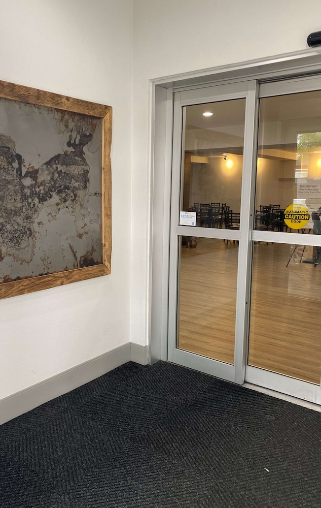 Best Western Plus Peppertree Airport Inn 9/57