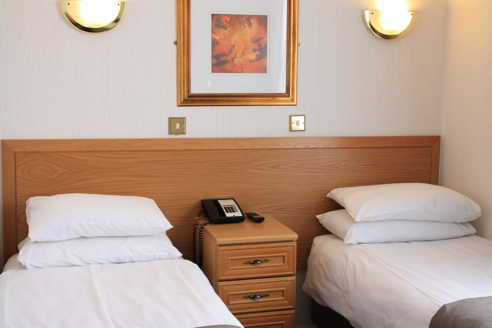 ROOM, TWIN BEDS