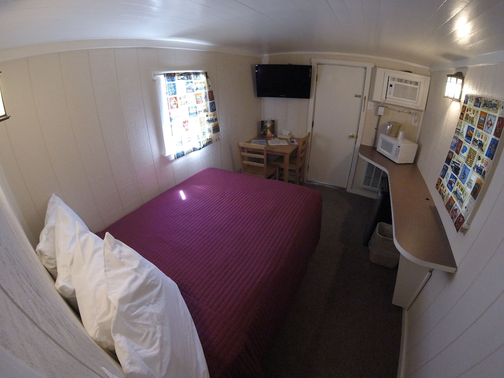 Red Caboose Motel 9/50