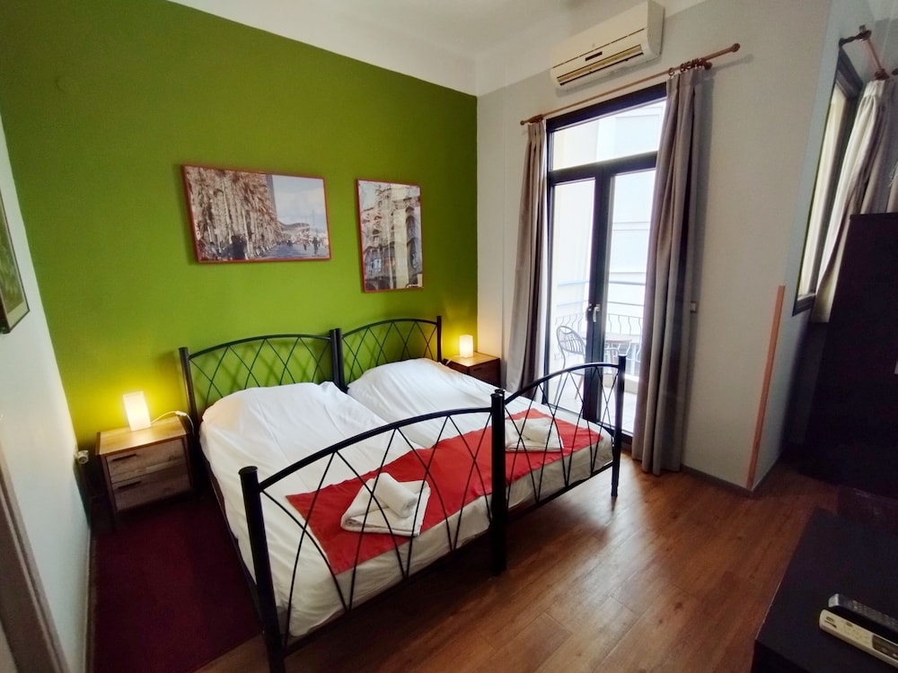 ROOM, TWIN BEDS