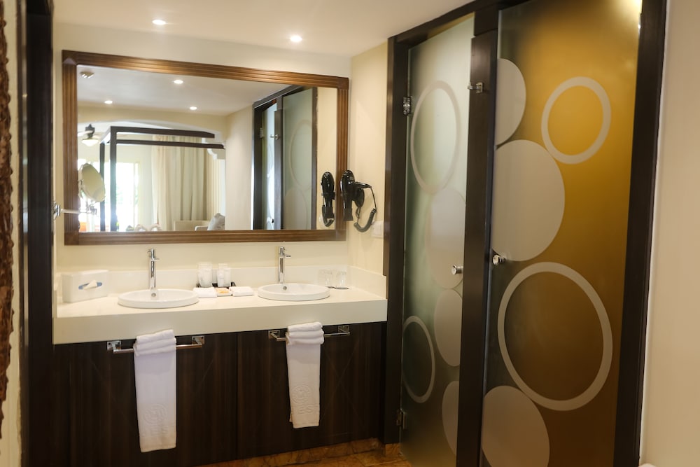 Interior, Colonial, Junior Suite, Ocean Front, Outdoor Jetted Tub، Majestic Colonial Punta Cana - All Inclusive 5/6
