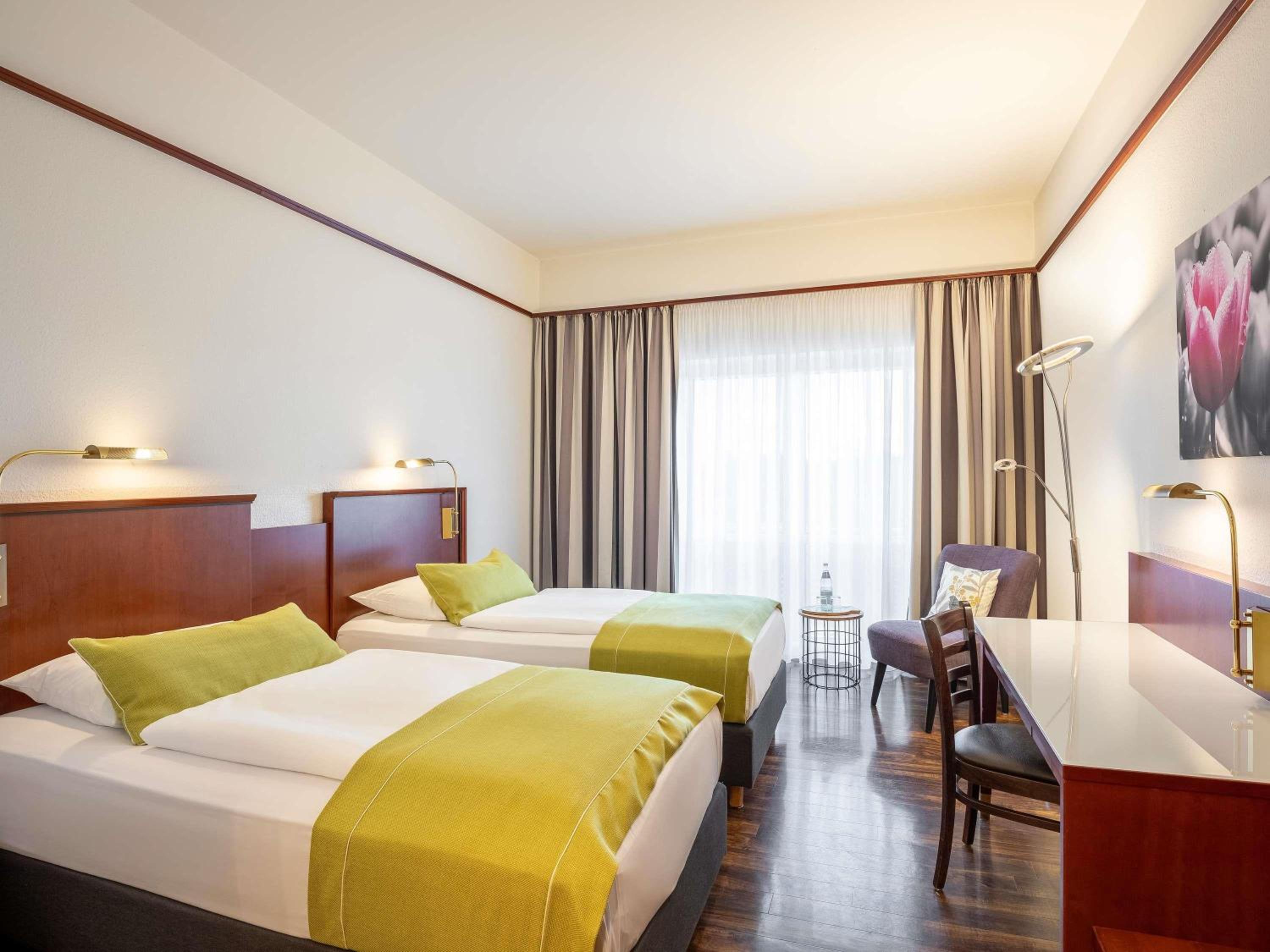 Classic, Twin Beds, City Side