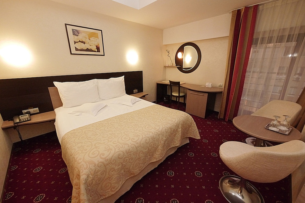 Berthelot Hotel 6/48