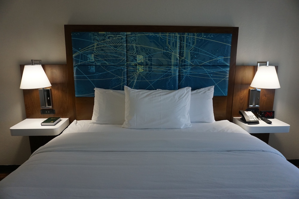 Red Lion Inn & Suites Nashville Airport 10/18