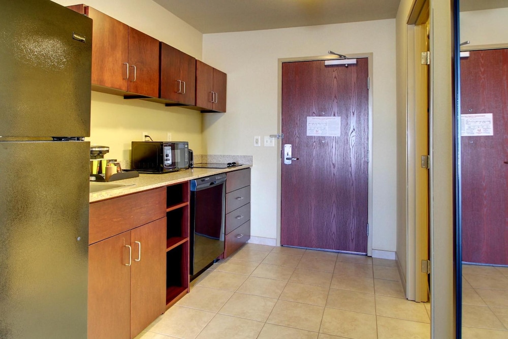 Cobblestone Inn & Suites - Harvey 50/50