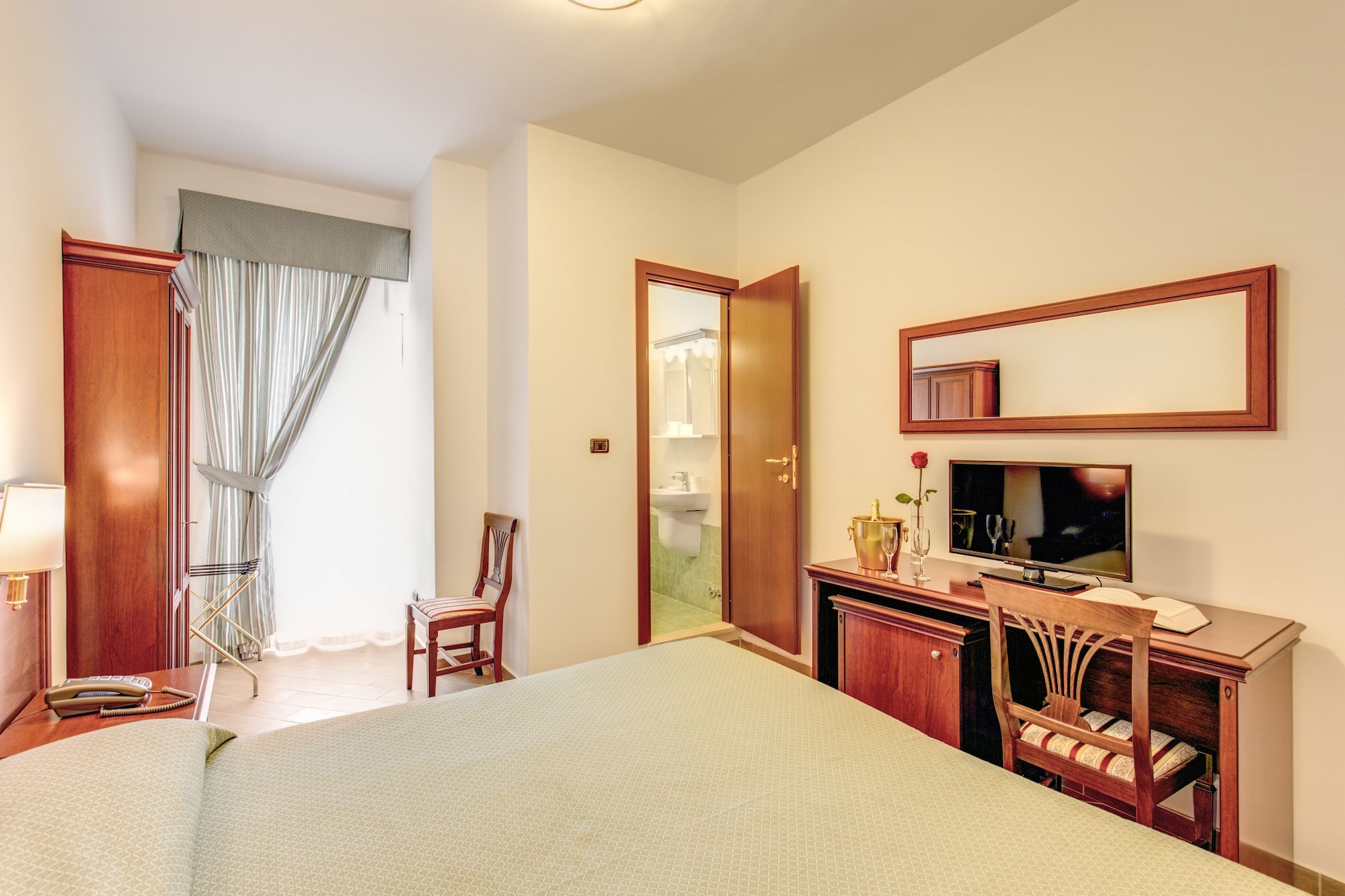 ROOM, DOUBLE BED