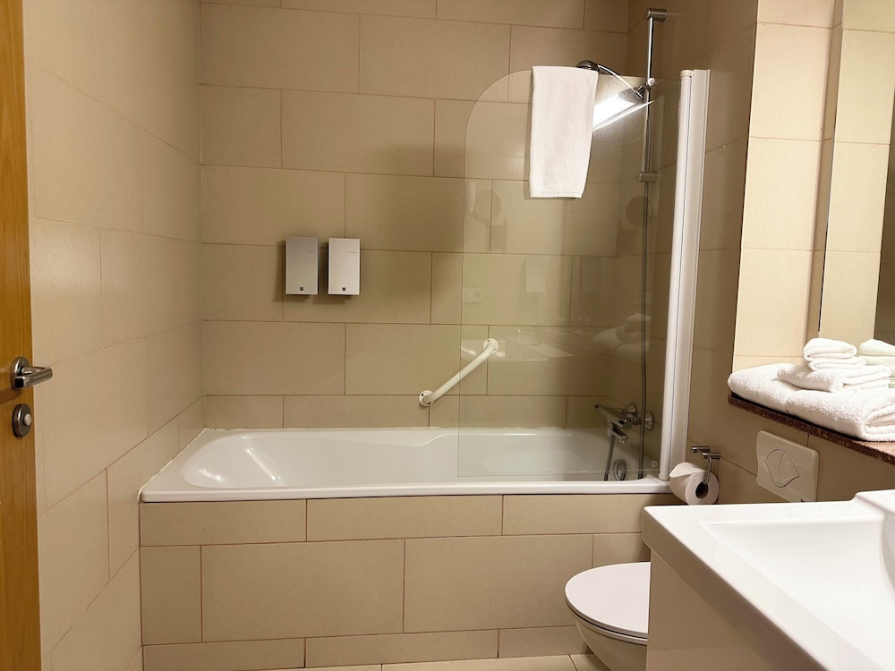 غرفة قياسية ثلاثية بسرير مزدوج وسرير فردي بحوض استحمام، Hotel Laki 5/7