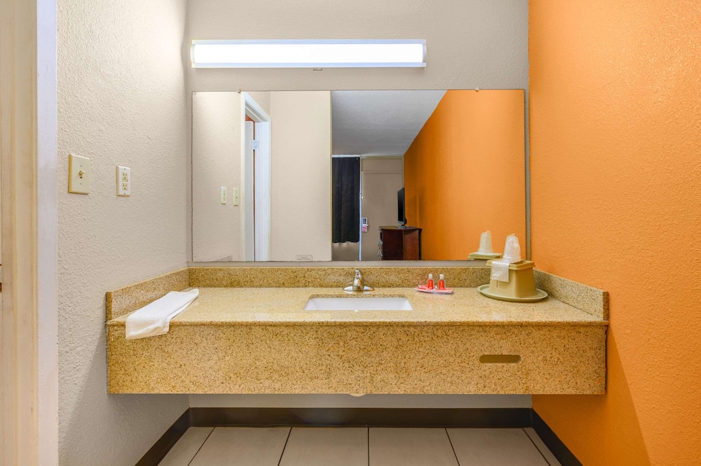Econo Lodge Decatur South 26/28