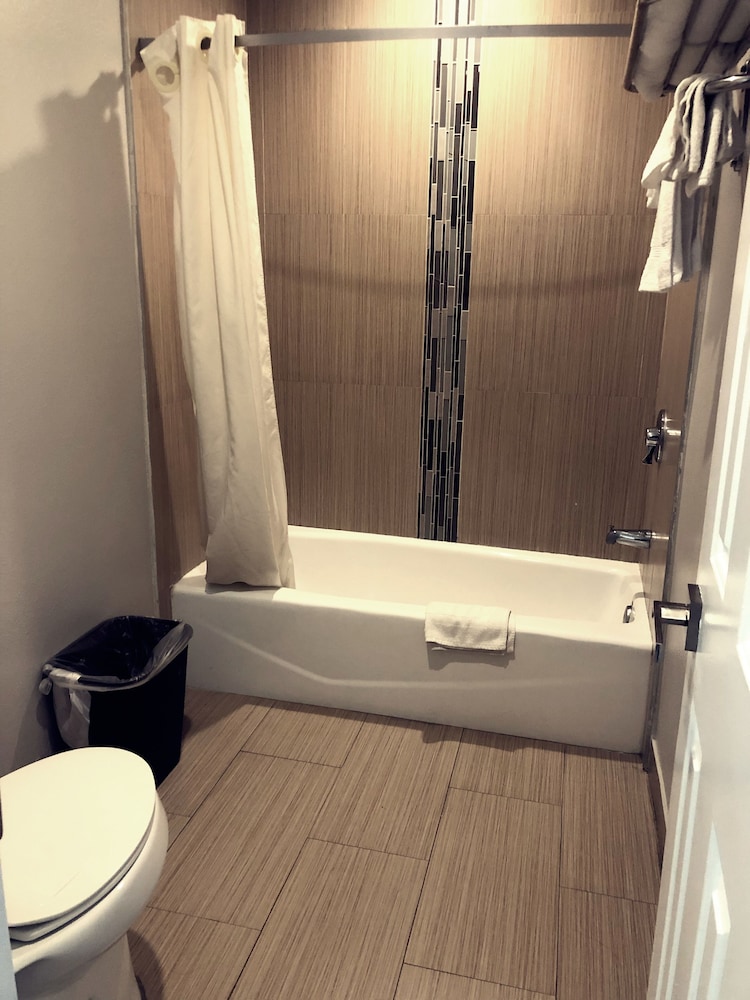 Deluxe Inn Hawthorne 43/45